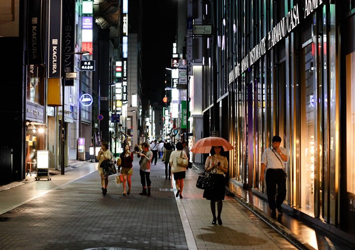 Street life photo taken by the 85 mm lens 